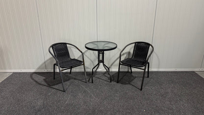 Svarta utemöbler med bord och två stolar