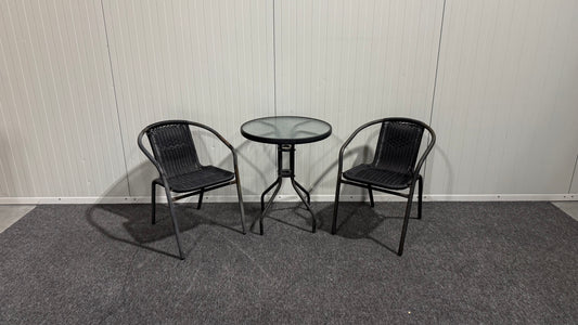 Svarta utemöbler med bord och två stolar