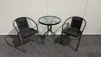 Svarta utemöbler med bord och två stolar