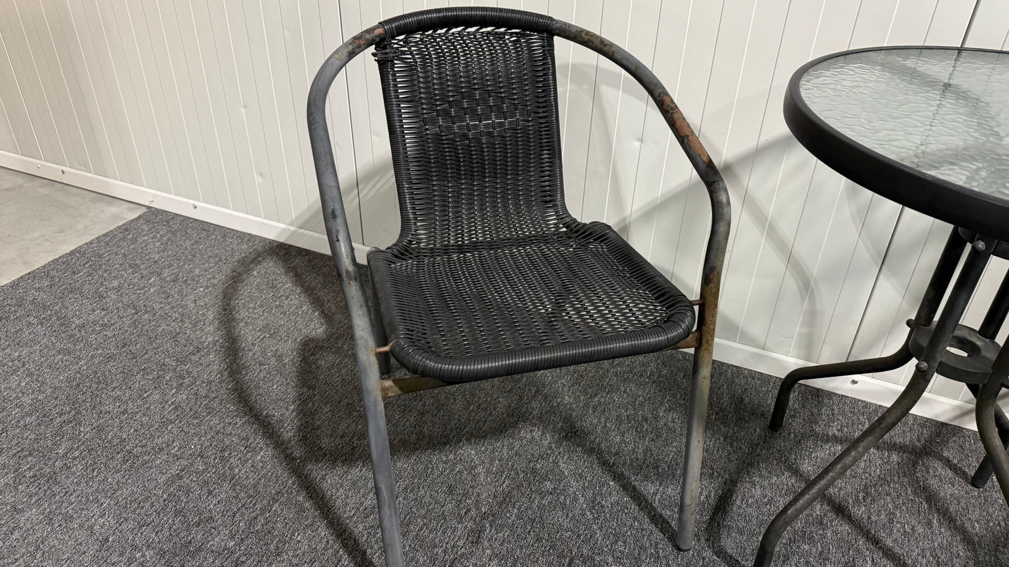 Svarta utemöbler med bord och två stolar