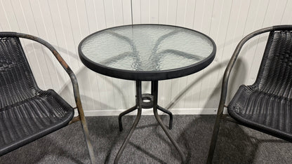 Svarta utemöbler med bord och två stolar