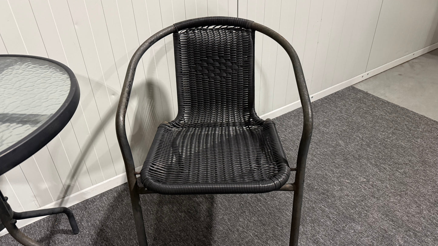 Svarta utemöbler med bord och två stolar