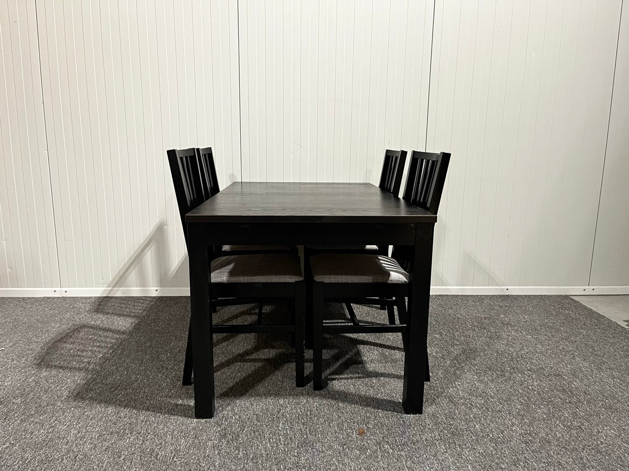 Matgrupp med bord och fyra stolar