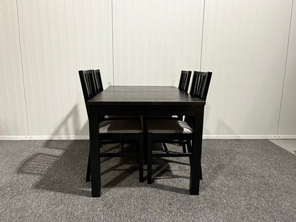 Matgrupp med bord och fyra stolar