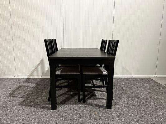 Matgrupp med bord och fyra stolar