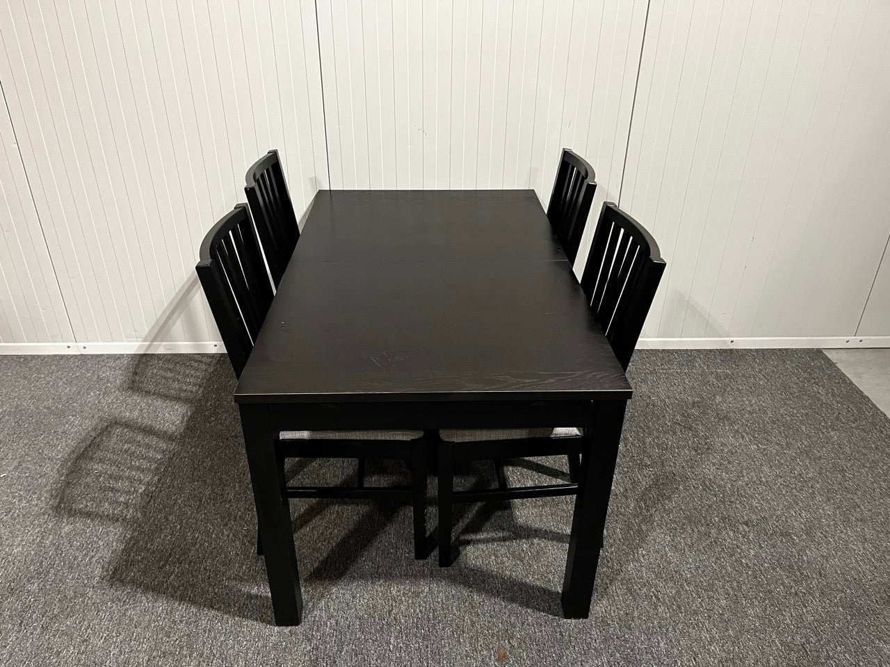 Matgrupp med bord och fyra stolar