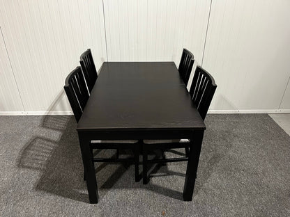 Matgrupp med bord och fyra stolar