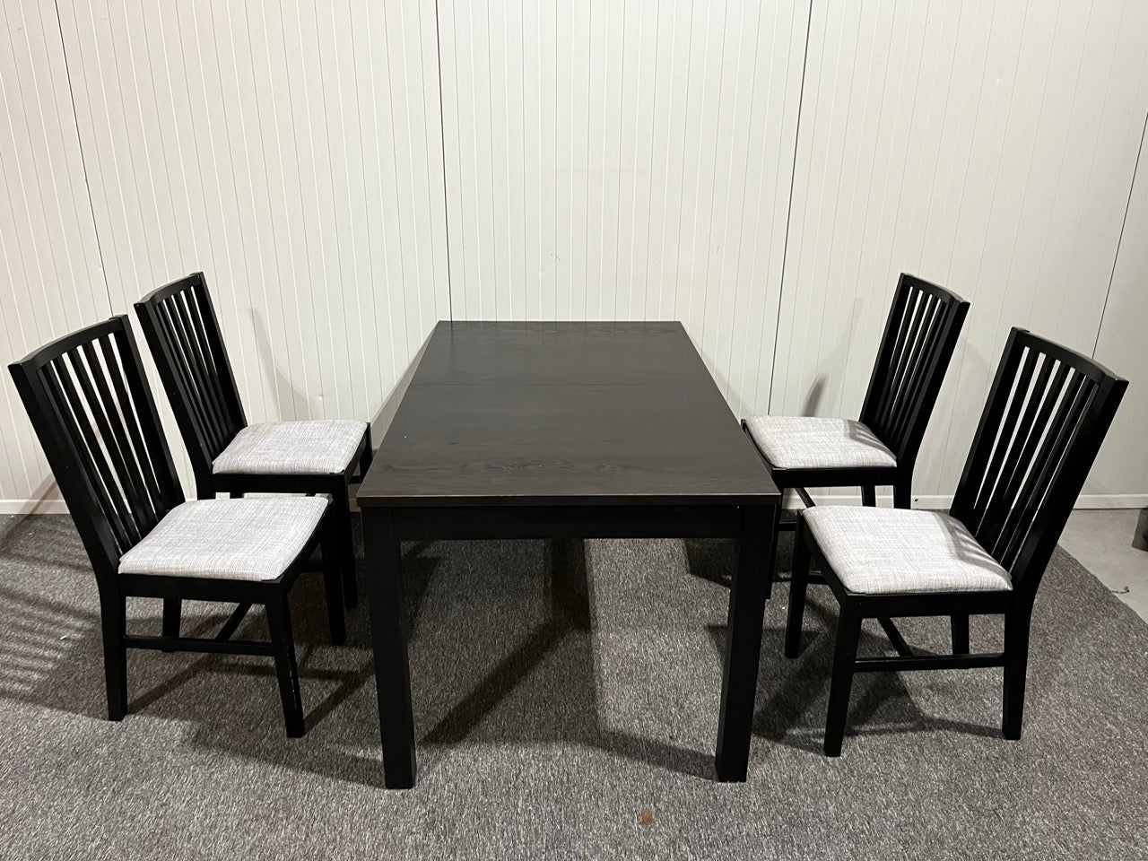 Matgrupp med bord och fyra stolar