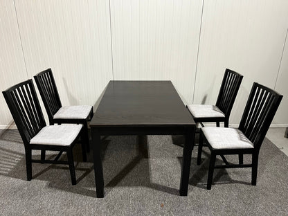 Matgrupp med bord och fyra stolar