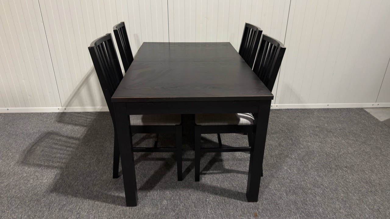 Matgrupp med bord och fyra stolar