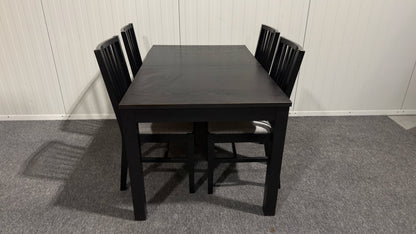 Matgrupp med bord och fyra stolar