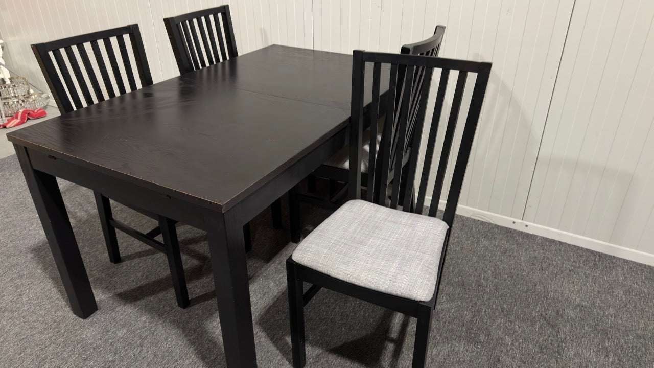 Matgrupp med bord och fyra stolar