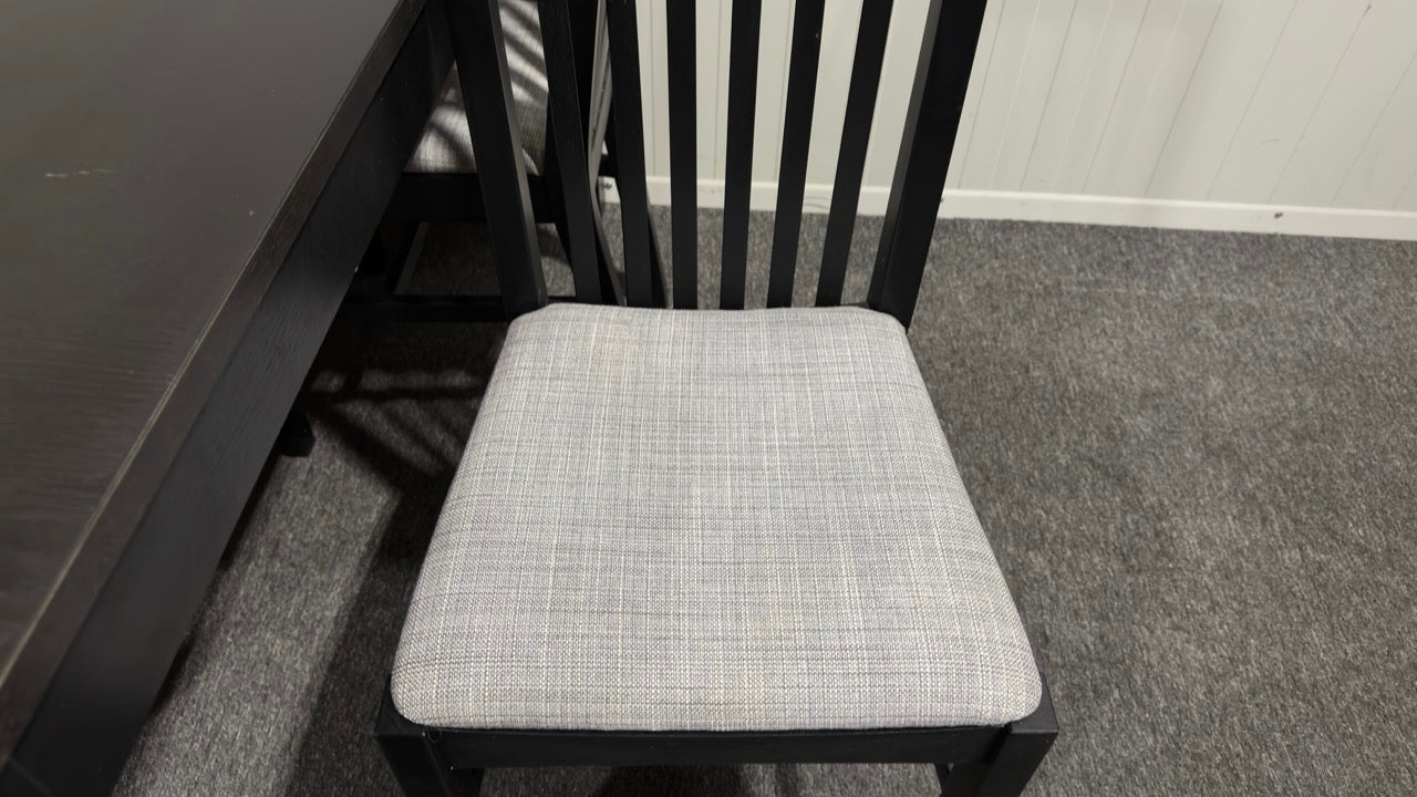 Matgrupp med bord och fyra stolar