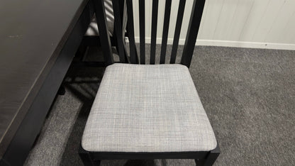 Matgrupp med bord och fyra stolar