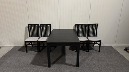 Matgrupp med bord och fyra stolar