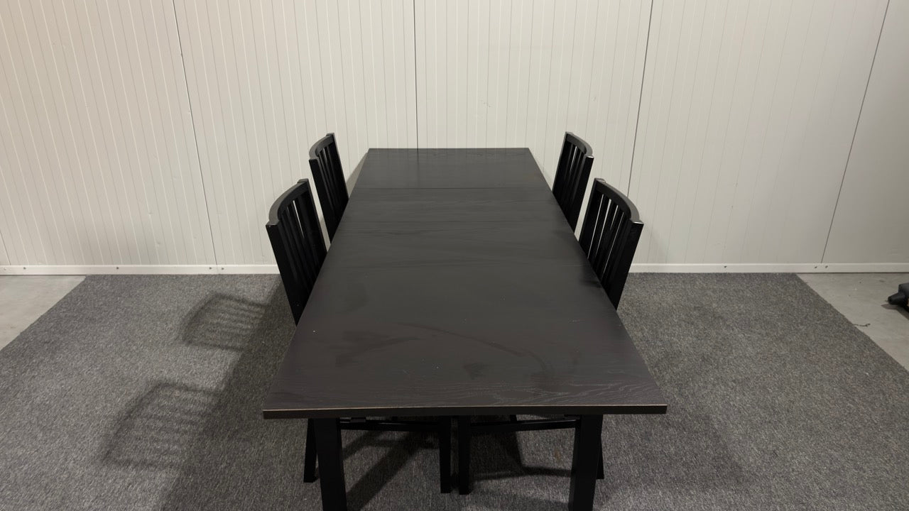 Matgrupp med bord och fyra stolar