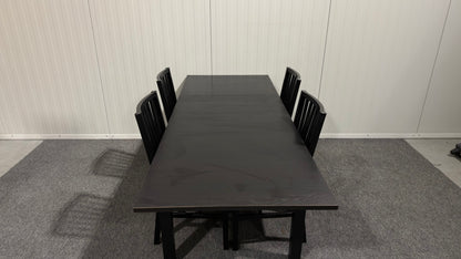 Matgrupp med bord och fyra stolar