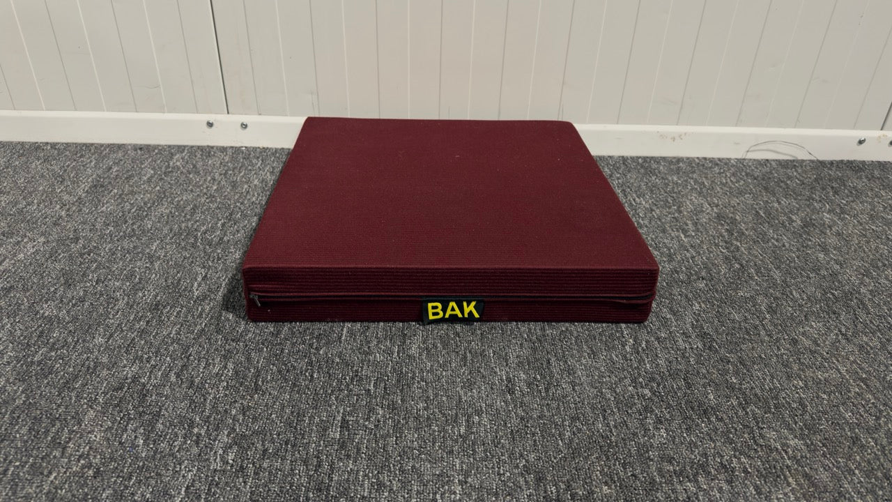 Förhöjd sittdyna i röd färg