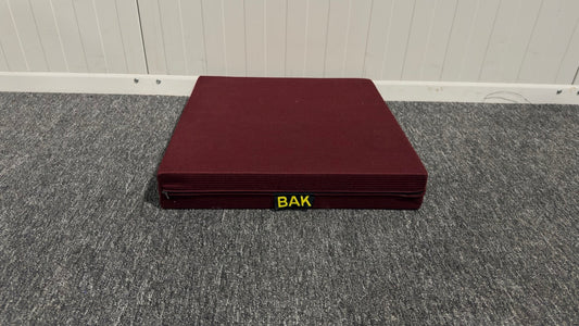 Förhöjd sittdyna i röd färg