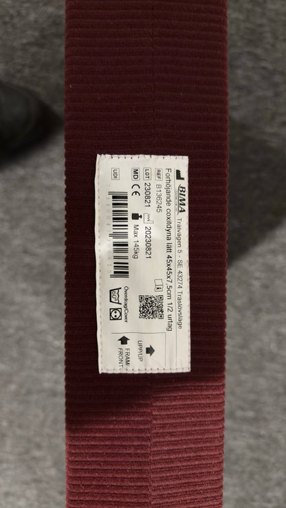 Förhöjd sittdyna i röd färg