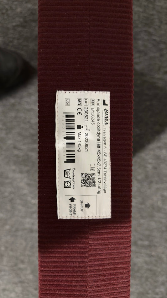 Förhöjd sittdyna i röd färg