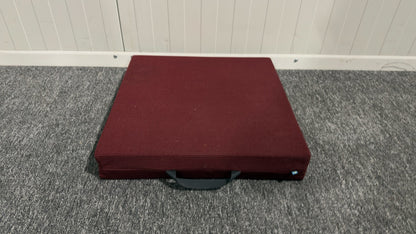 Förhöjd sittdyna i röd färg