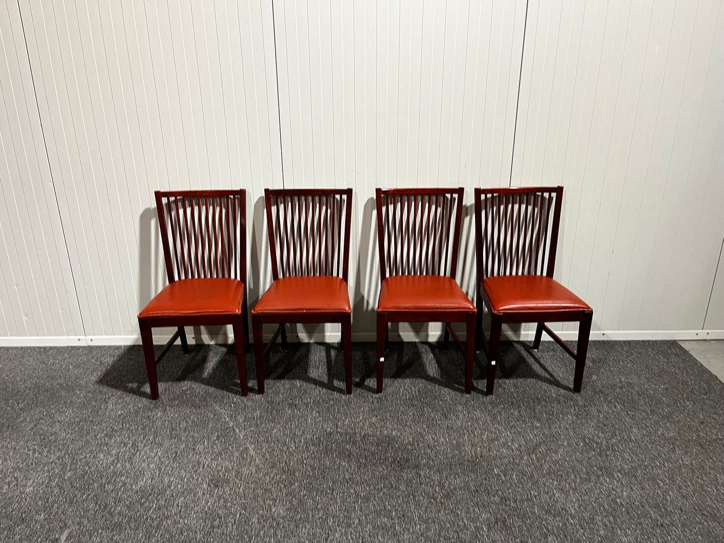 Fyra röda matstolar