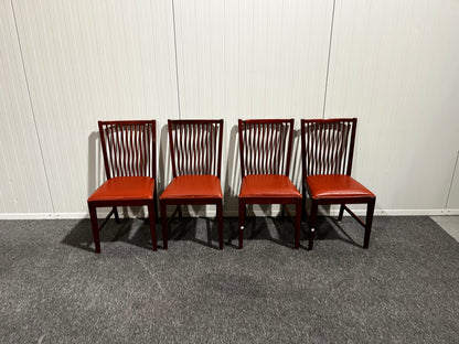 Fyra röda matstolar