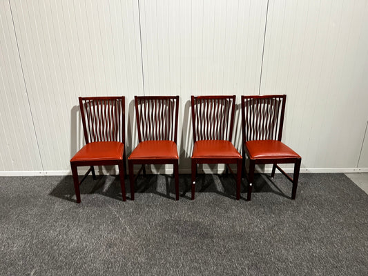 Fyra röda matstolar