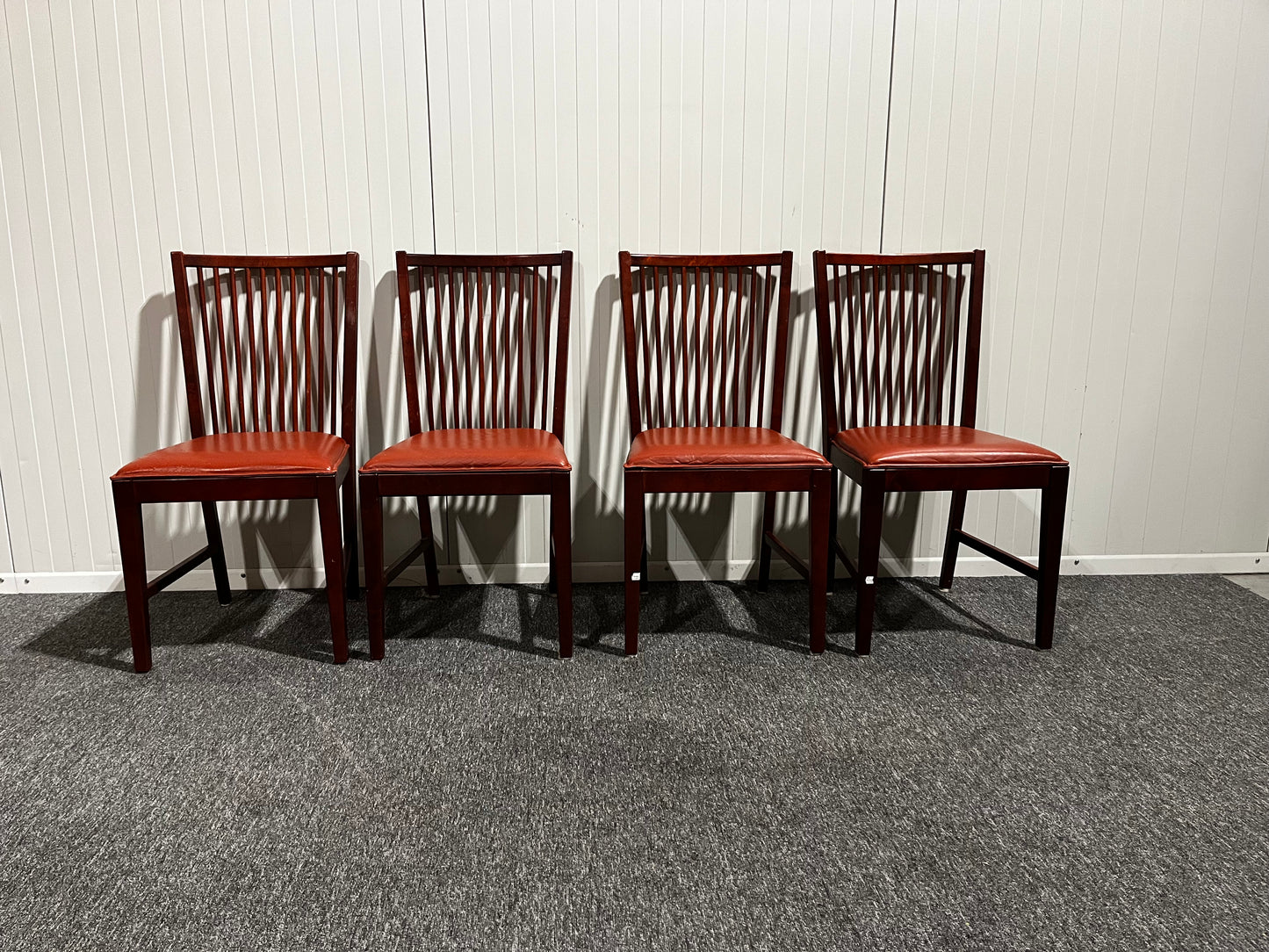 Fyra röda matstolar
