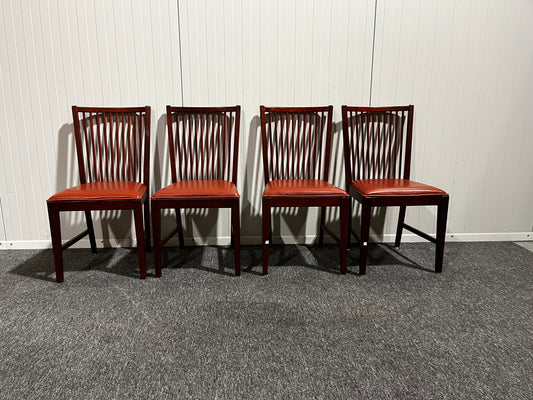 Fyra röda matstolar