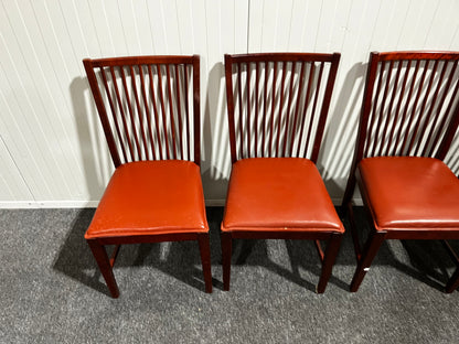 Fyra röda matstolar