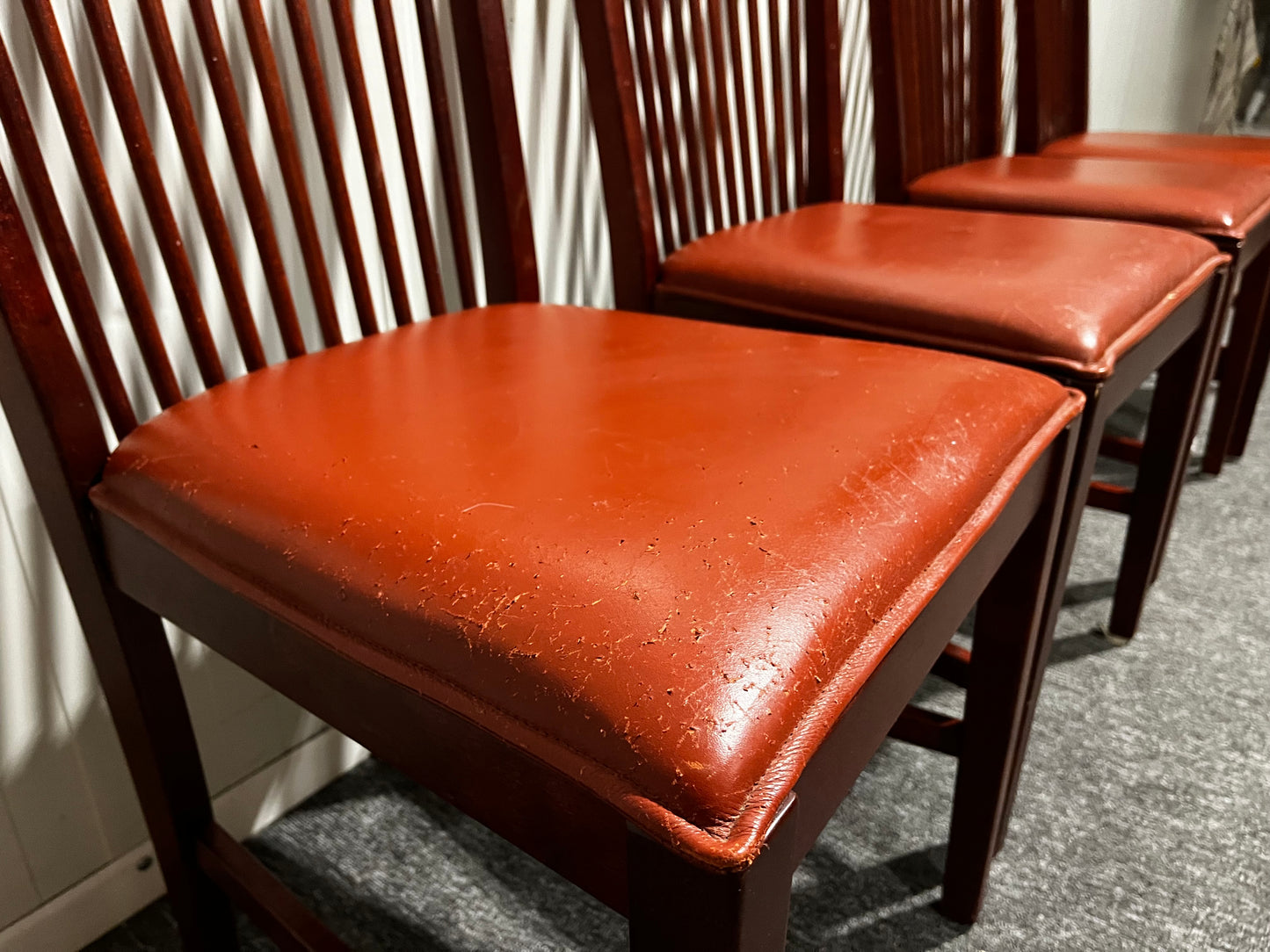 Fyra röda matstolar