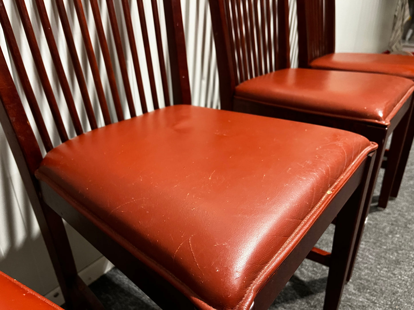 Fyra röda matstolar