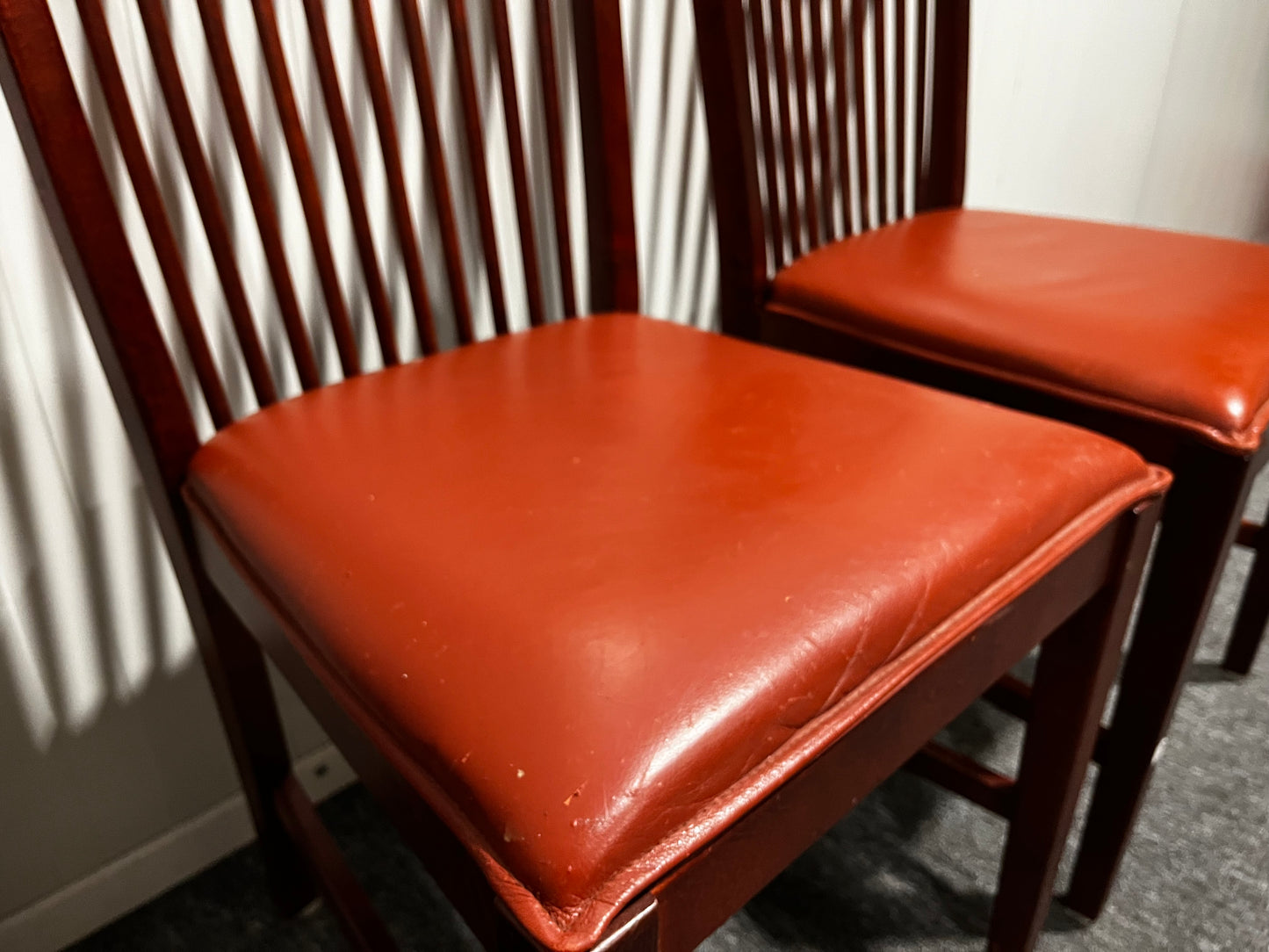 Fyra röda matstolar