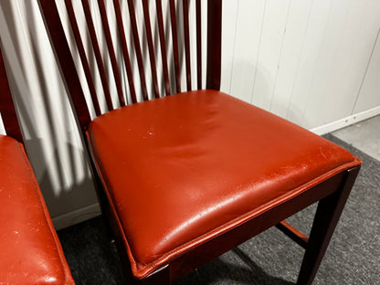 Fyra röda matstolar