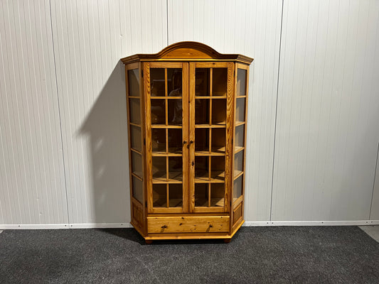 Stort vitrinskåp i trä