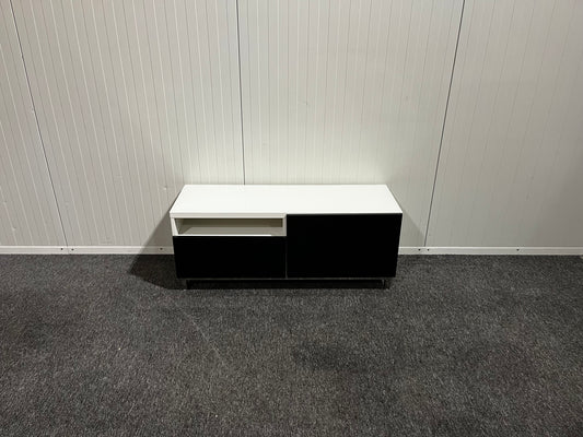 Modern tv-bänk med smart förvaring