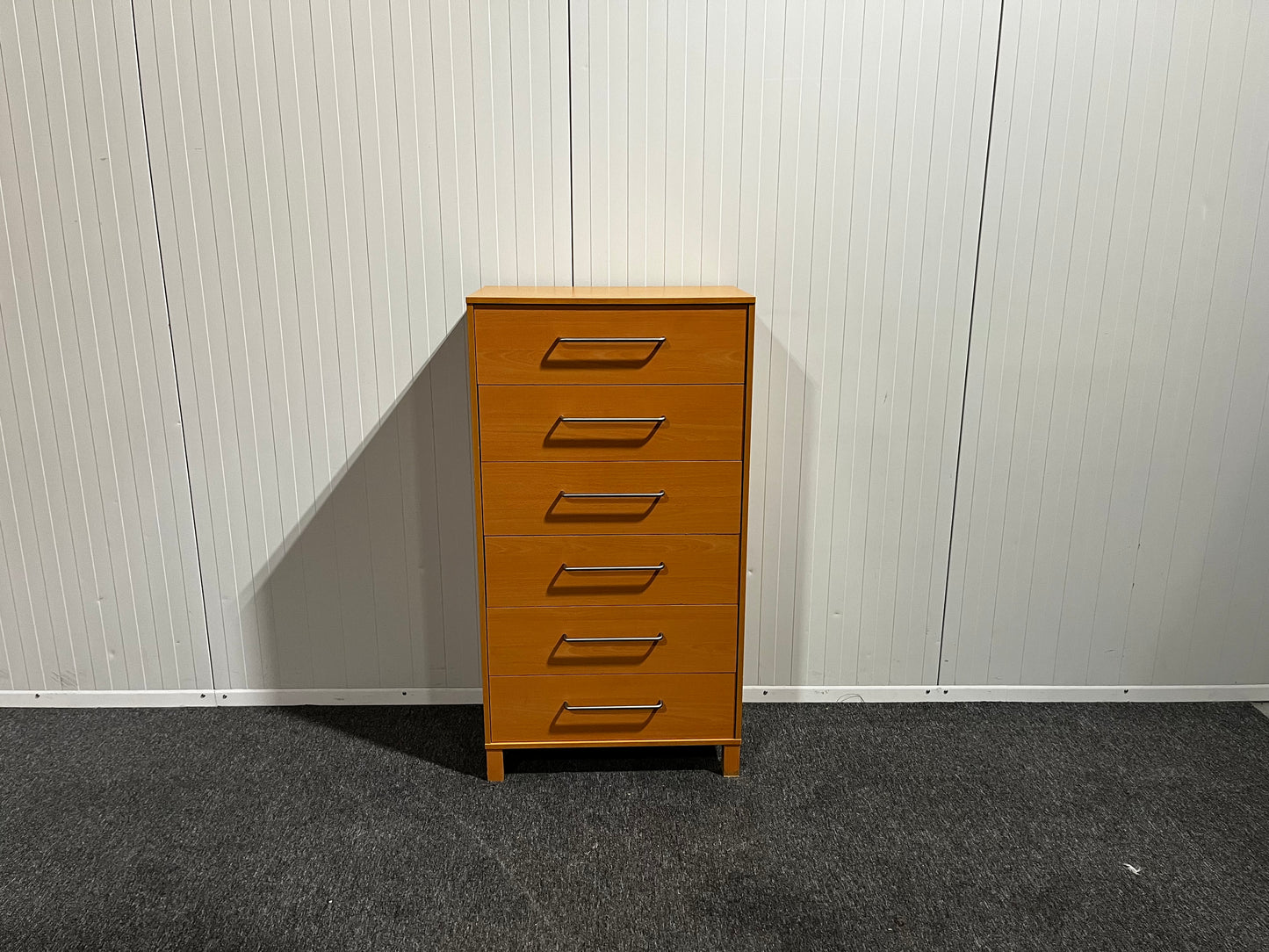 Byrå med sex lådor