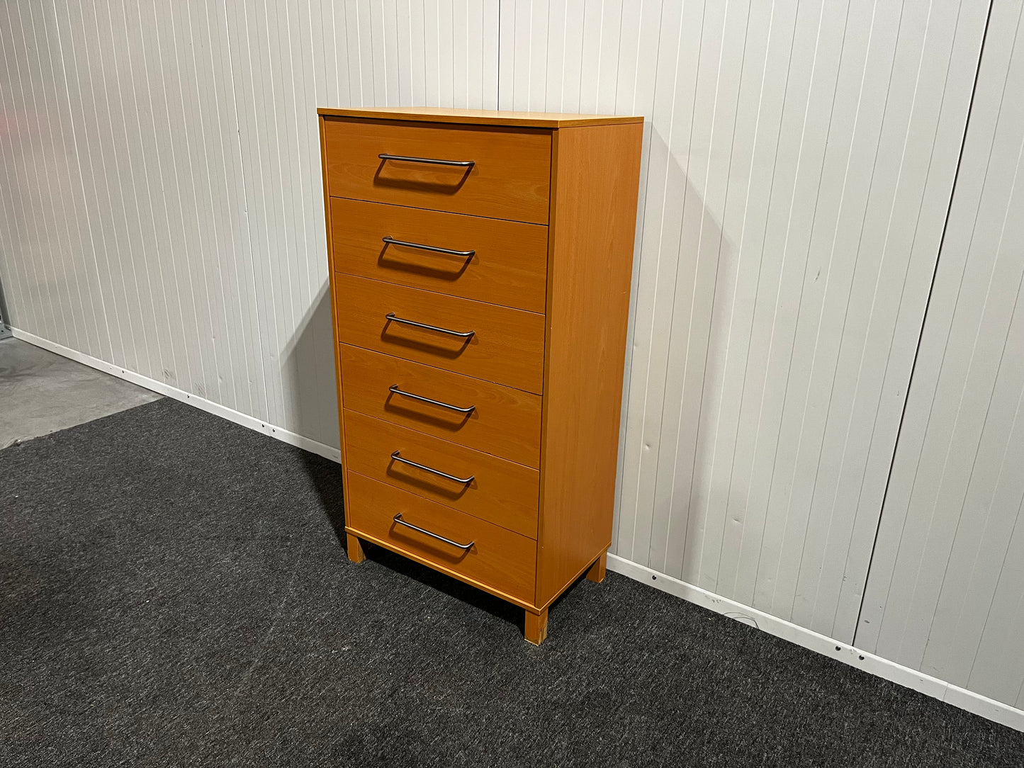 Byrå med sex lådor