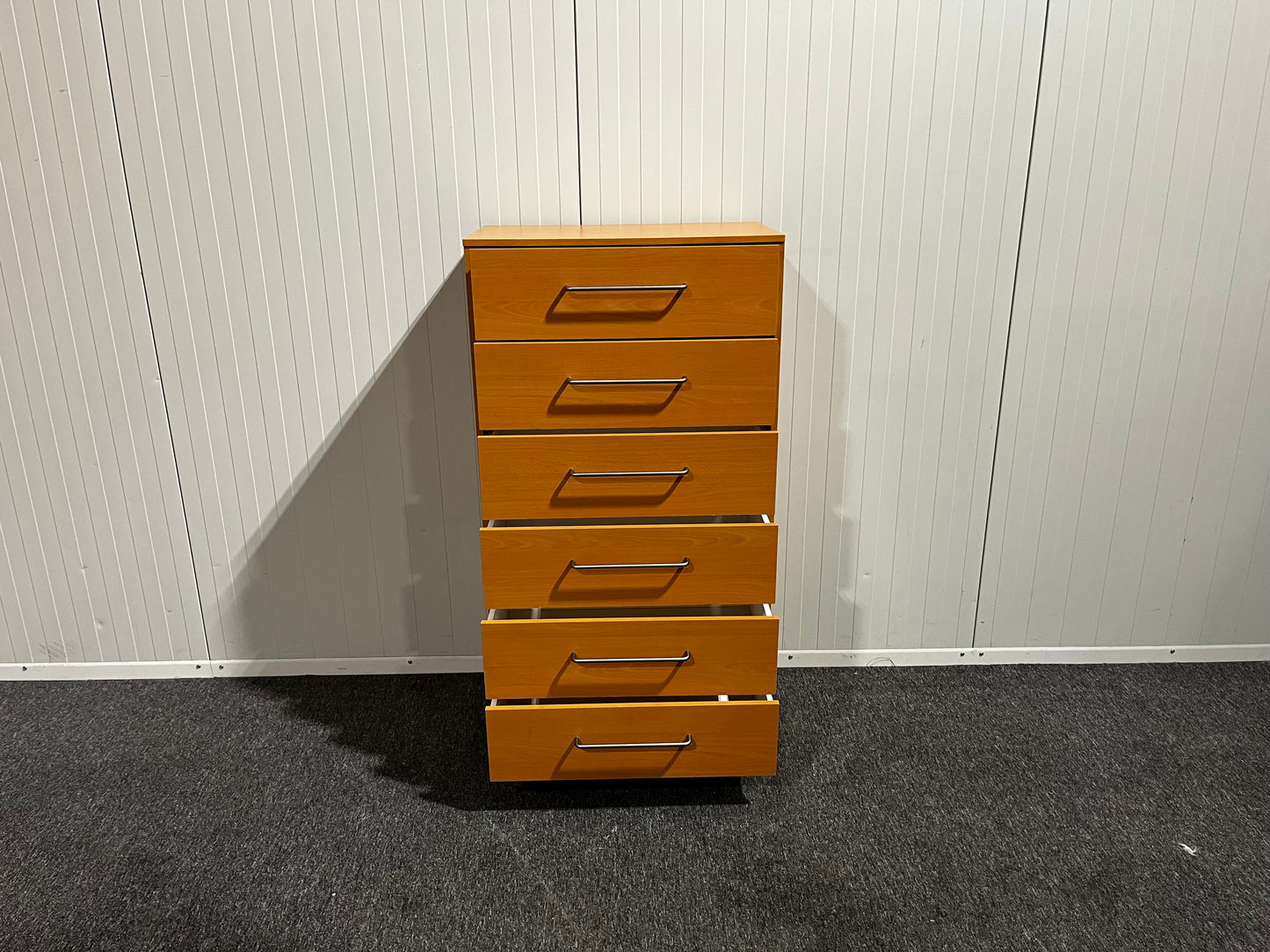 Byrå med sex lådor