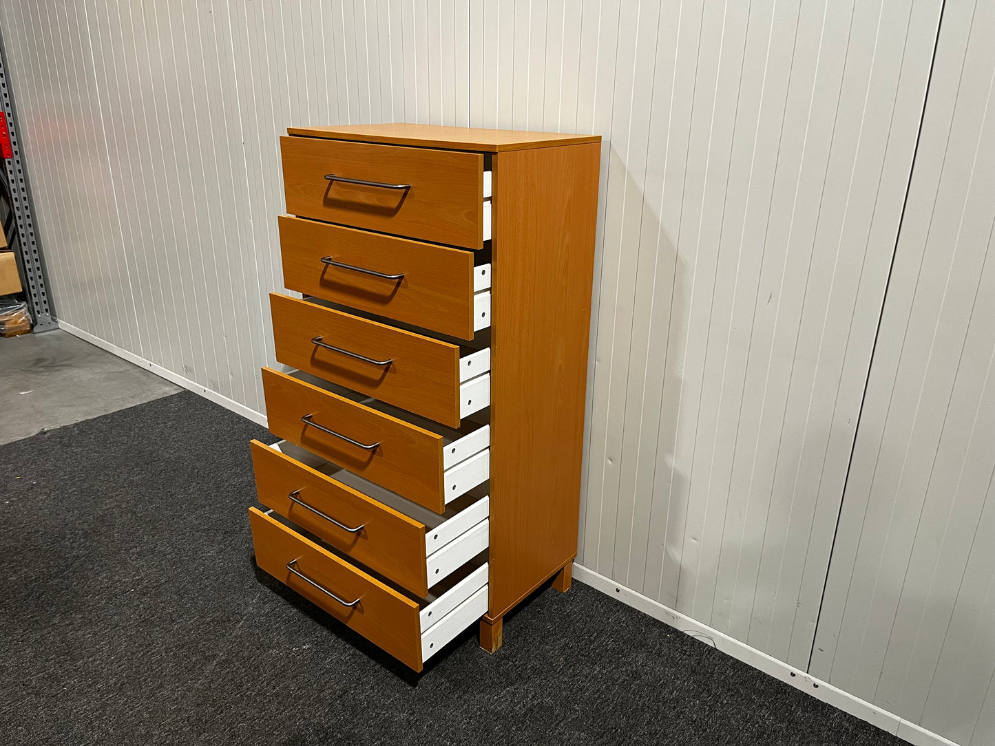 Byrå med sex lådor