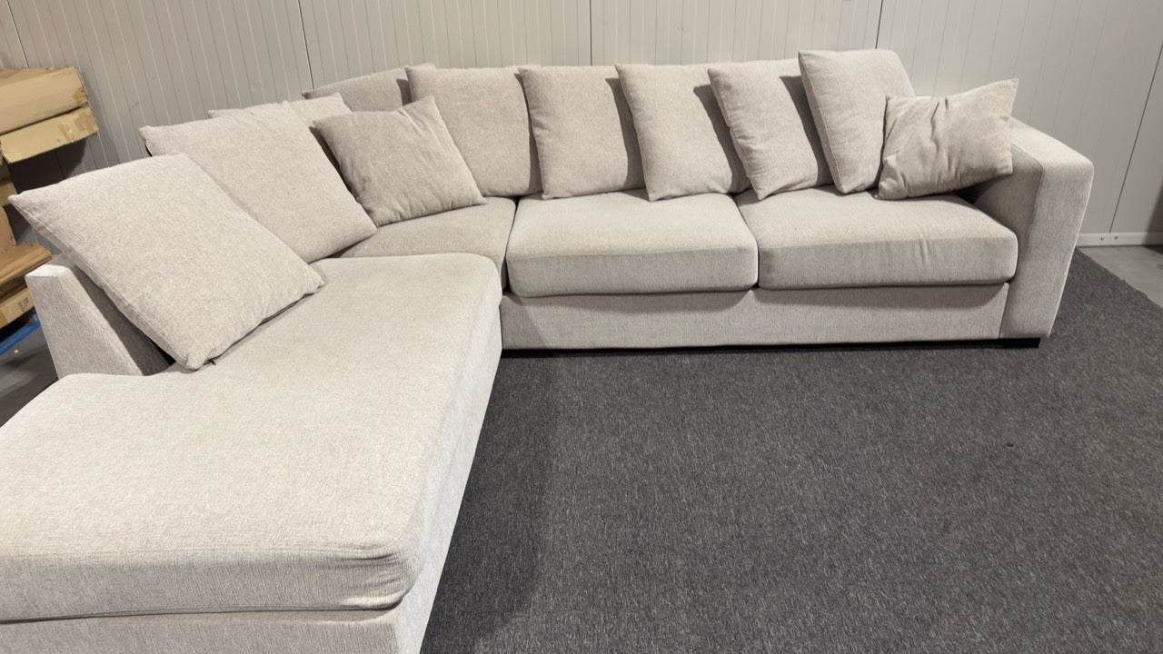Beige ljusgrå soffa med divan från Mio