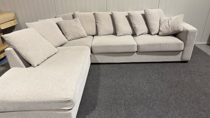 Beige ljusgrå soffa med divan från Mio