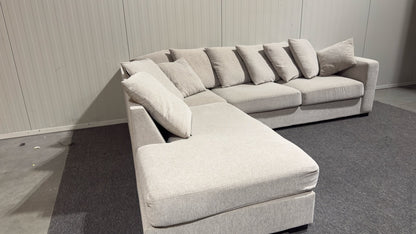 Beige ljusgrå soffa med divan från Mio