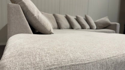 Beige ljusgrå soffa med divan från Mio