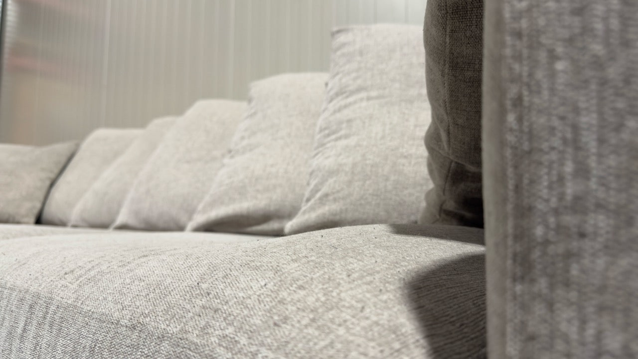 Beige ljusgrå soffa med divan från Mio