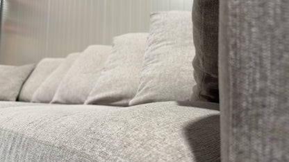 Beige ljusgrå soffa med divan från Mio