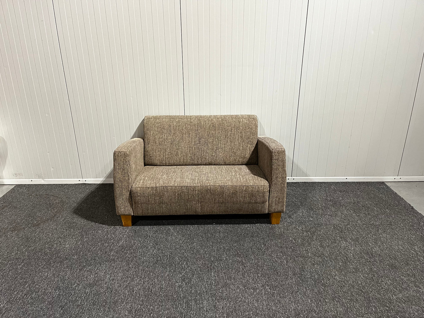 Tvåsitsig soffa i brun ton
