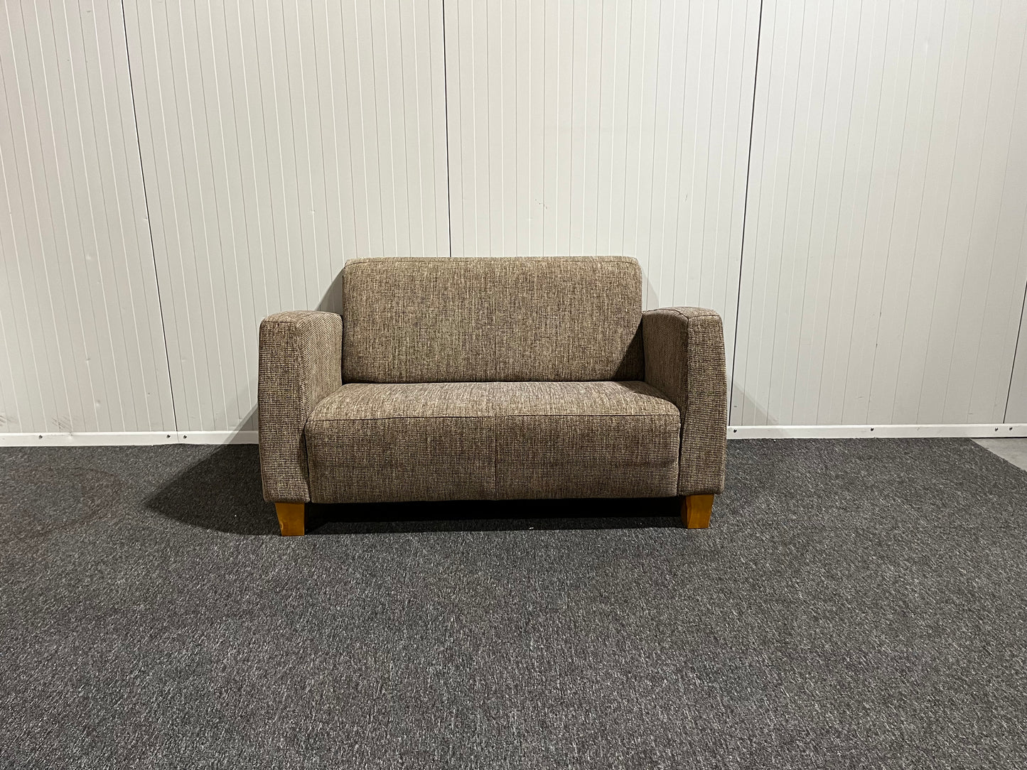 Tvåsitsig soffa i brun ton